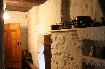 Chodba okolo černé kuchyně - Nápravníkovo stavení (© Oldřich Vacek, CASTRUM o.p.s. 07/2012)