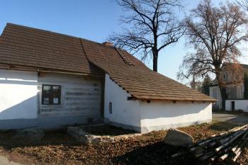 V popředí zrekonstruované Nápravníkovo stavení č.p. 338, v pozadí toleranční kostel (© Oldřich Vacek, CASTRUM o.p.s. 07/2012)