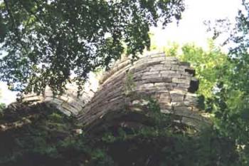 Obranný plášť zdi hradu. (© Vlky, Jirka Čížek)