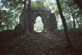 Zřícenina hradu Bradlec (© Vlastislav Mareček, 07/1989)