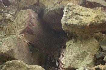 Okénko ve východní - okrouhlé - části paláce (© Milan Caha, 07/2007)