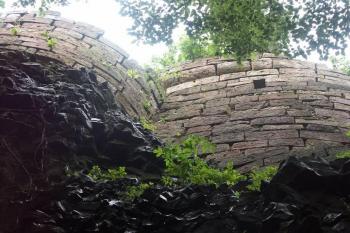 Bašta a východní - okrouhlá - stěna paláce. (© Milan Caha, 07/2007)