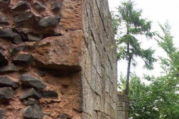 Detail zdiva jižní stěny paláce (© Milan Caha, 07/2007)