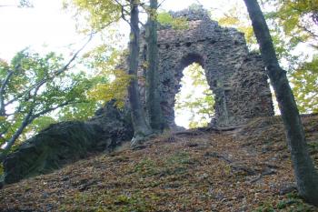 Bradlec - brána v torzu čtverhranné věže (© Pavel Jarý, 05.10.2008)