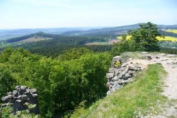 Pohled na Bradlec ze sousedního hradu Kumburku (© Pavel Jarý,  17.05.2009)