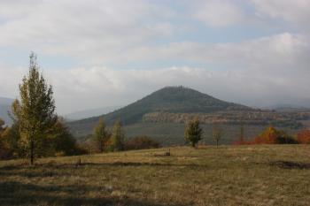 Šumburk z louky pod Mravenčákem ( © Ivan Grisa 10/2009)