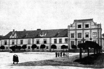 pohled z náměstí před r. 1921 (© Antonín Cechner: Soupis památek historických a uměleckých v Čechách, sv. 42 Politický okres kaplický, Archaelogická komise při České akademii věd a umění, Praha 1921)