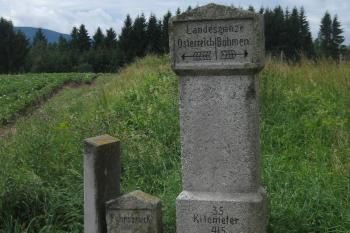 Hraniční kameny (© Zdeněk Susa, 07/2012)