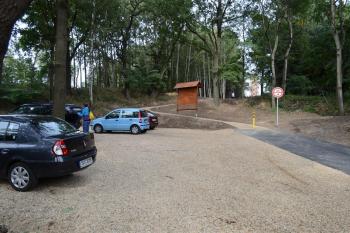 Parkoviště před rozhlednou ( © Jiří Čížek 09/2012)