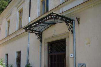 Hlavní vstup s litinovou markízou (© Petr Pospíšil, 07/2012)