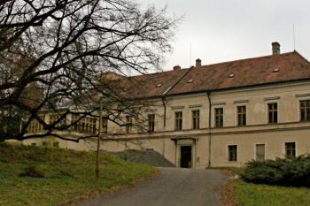 Přístupová cesta k zámku (© Daniela Fantová, 11/2012)