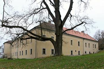 Zámek v pohledu z parku (© Daniela Fantová, 11/2012)