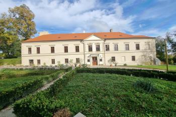 Zrekonstruované vstupní průčelí již bez přístavby v levé části (© Dušan Dohňanský  10/2023)