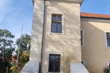 Jižní nároží s opěráky (© Dušan Dohňanský  10/2023)