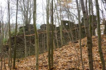 Ochoz s cimbuřím vnější hradby nad přístupovou cestou, odsud měli obránci příchozí jako na dlani (© Jan Večeřa, 11/2015)