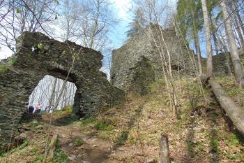 Druhá brána vedoucí do předhradí na západní straně  (© Dušan Dohňanský  05/2021)