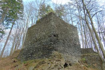 Západní věž vnitřního hradu kontrolující vstupa do předhradí (© Dušan Dohňanský  05/2021)