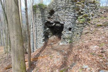 Vstup do bránské věže ze sev. parkánu (© Dušan Dohňanský  05/2021)