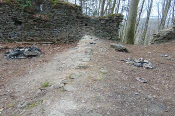 Základy zdi přepažující předhradí (© Dušan Dohňanský  05/2021)