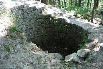 Zbytek bergfritu v jádru hradu ( © Roman Řezáč 08/2003)