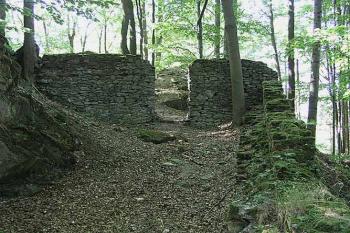 Ochoz hradby ( © Roman Řezáč 08/2003)
