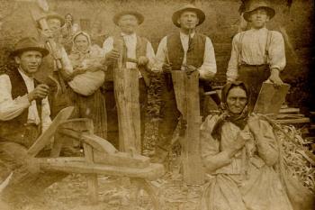 Držkovští občané při výrobě dřevěniny kolem roku 1910 (© neznámý)