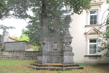 Sousoší sv. Jana Nepomuckého u kostela sv. Kříže v České Lípě. (© Pavel Vítek 09/2021)