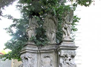 Sousoší sv. Jana Nepomuckého u kostela sv. Kříže v České Lípě. (© Pavel Vítek 09/2021)