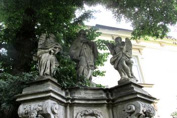 Sousoší sv. Jana Nepomuckého u kostela sv. Kříže v České Lípě. (© Pavel Vítek 09/2021)