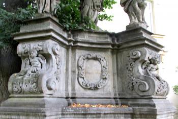 Sousoší sv. Jana Nepomuckého u kostela sv. Kříže v České Lípě. (© Pavel Vítek 09/2021)