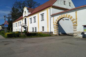 hlavní průčelí zámku od východu (© Jaroslav Špiroch, 05/2017)