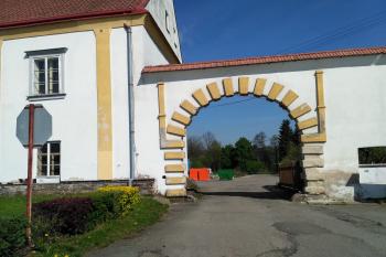 průjezd do dvora (© Jaroslav Špiroch, 05/2017)