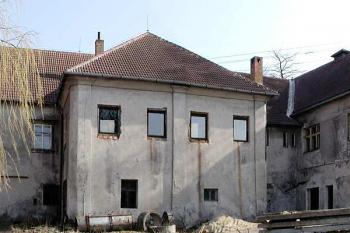 nádvorní průčelí ( © Pavel Zany Komárek 21/4/2003)