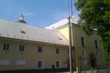 Klášter s kostelem - vstup (© Martin  Tlach, 08/2012)