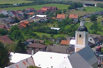 Pohled na klášter s kostelem z hradu (© Martin  Tlach, 08/2012)