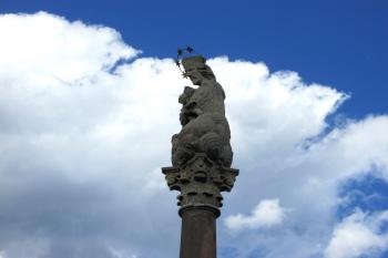 Sloup se sochou sv. Jana Nepomuckého v Dolanech u Olomouce (© Pavel Vítek 08/2020)