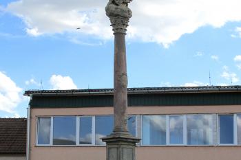 Sloup se sochou sv. Jana Nepomuckého v Dolanech u Olomouce (© Pavel Vítek 08/2020)