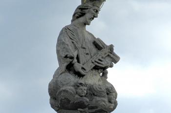 Sloup se sochou sv. Jana Nepomuckého v Dolanech u Olomouce (© Pavel Vítek 08/2020)