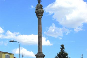 Sloup se sochou sv. Jana Nepomuckého v Dolanech u Olomouce (© Pavel Vítek 08/2020)
