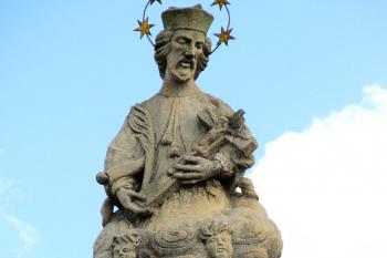 Sloup se sochou sv. Jana Nepomuckého v Dolanech u Olomouce (© Pavel Vítek 08/2020)