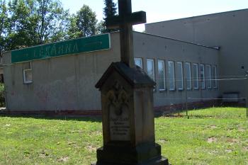 Dolany - křížek u kostela sv. Matouše (© Ivo Rozehnal, 08/2012)