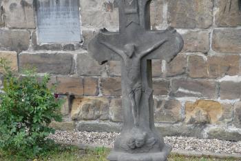 u kostelní zdi (© Alena Volná, 06/2012)