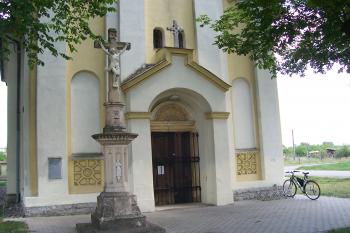 vchod do kostela Nejsvětější Trojice (© Ivo Rozehnal, 05/2011)