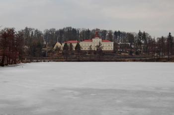 zámek přes rybník, tedy od východu (© Rodochrozit, 03/2013)