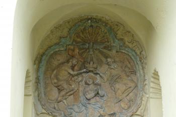 Výklenek s reliéfem Korunování Panny Marie (© Jaroslav Valečka, 06/2012)