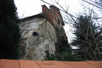 východní část chátrající tvrze (© D Dohňanský, 01/2016)
