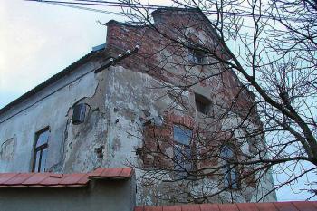 štít východního průčelí přes zeď kolem pozemku ( © Pavel Zany Komárek 24/11/2003)