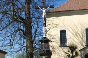 kříž před kostelem ( © Milan Caha 09/2012)