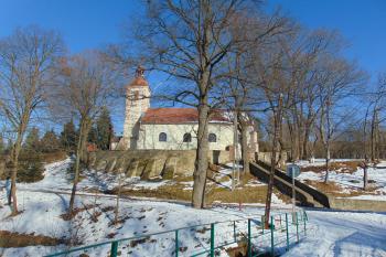 Kostel sv.Máři Magdalény na polské straně při pohledu z tvrziště (© Dušan Dohňanský  01/2024)