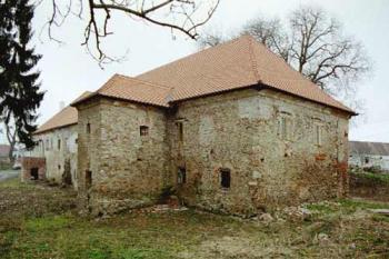 Budova zámku před opravou (© 2002 Vlky, Jiří Čížek)